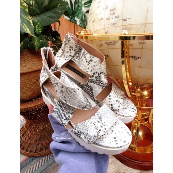Steve Madden snakeskin wedge sandals 🍃 - Picture 2 of 5